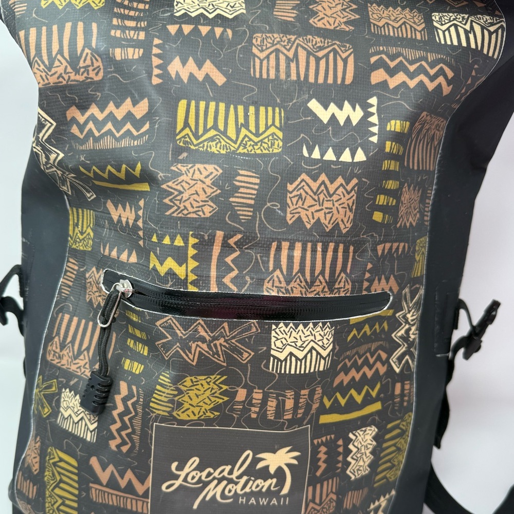Local Motion Hawai’i Black and Brown Patterned Waterproof Bag - Picture 13 of 15